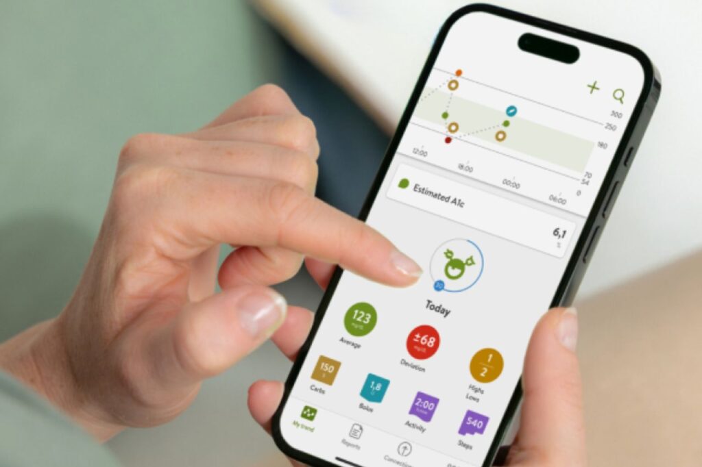 A person using the mySugr app on their smartphone to record blood glucose data and track daily trends in a practical and intuitive way.